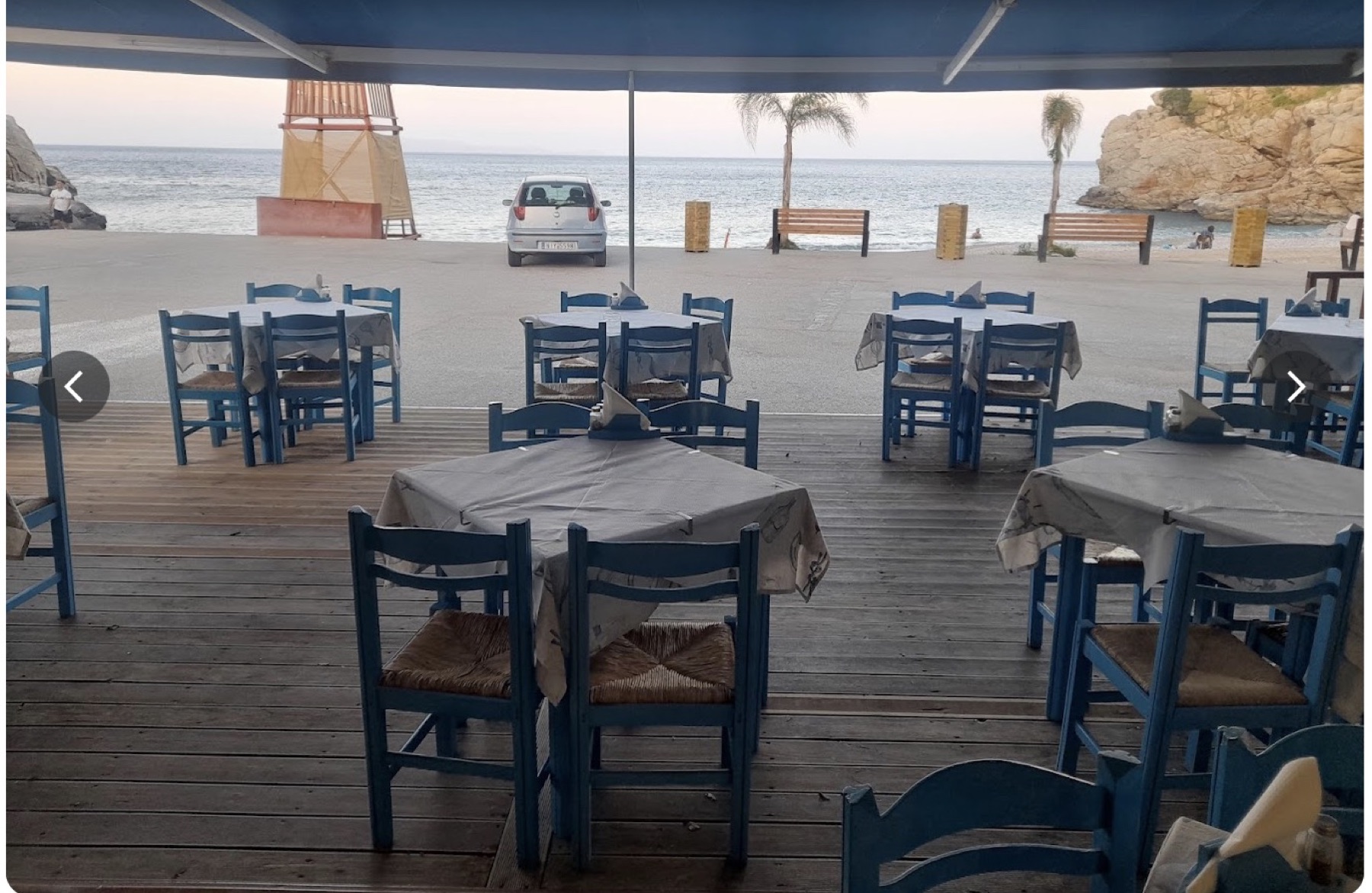 Taverna Zacharis overlooking the sea